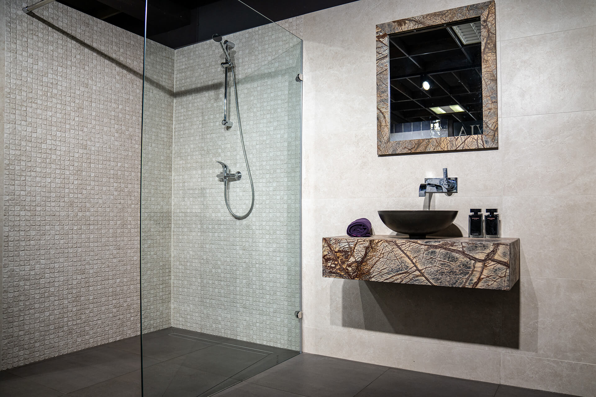 Anwendungsbeispiel in der Ausstellung vom Pung Fliesen-Center, Mosaikfliese Sandsteinmuster 3D-Optik in begehbarer bodengleicher Dusche mit einen selbstgeschnittenen Fan Brown Waschtisch.