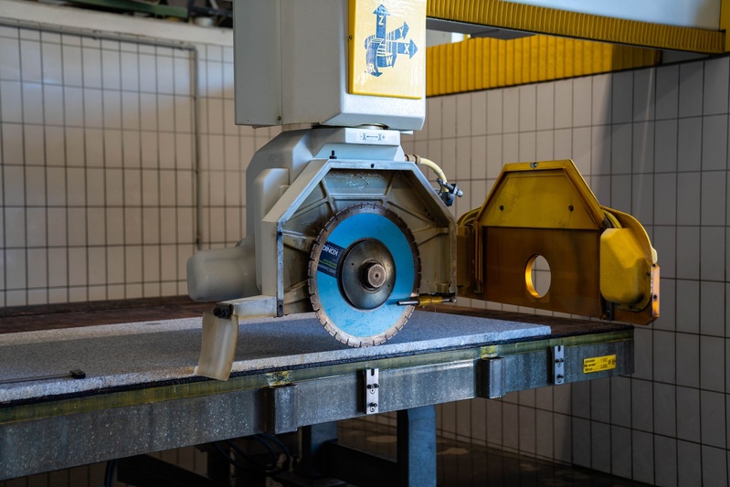 Diamant-Sägeblatt über einer Natursteinplatte im Steinwerk