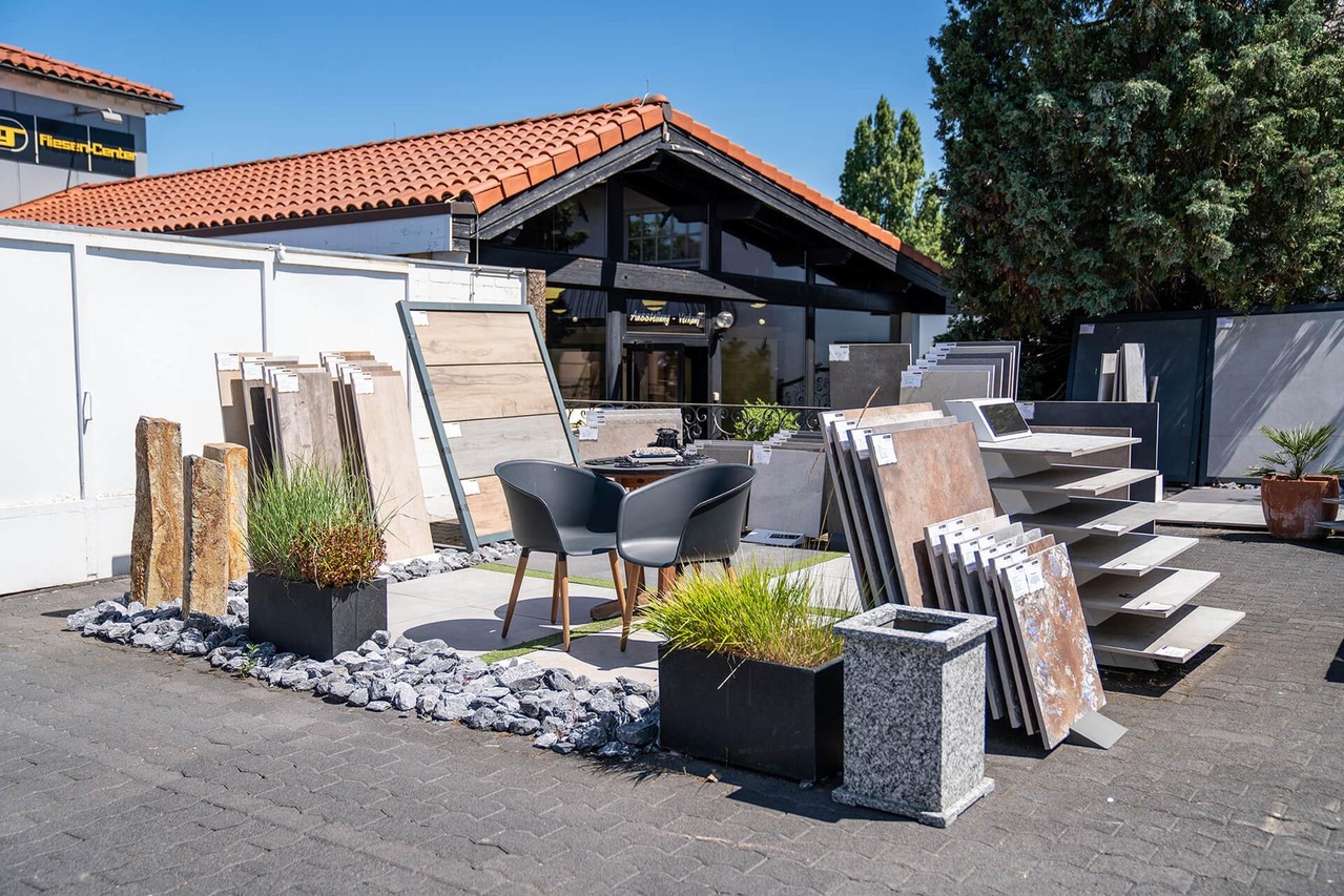 Außenausstellung mit aufgestellten Terrassenplatten vor dem Pung Fliesen-Center