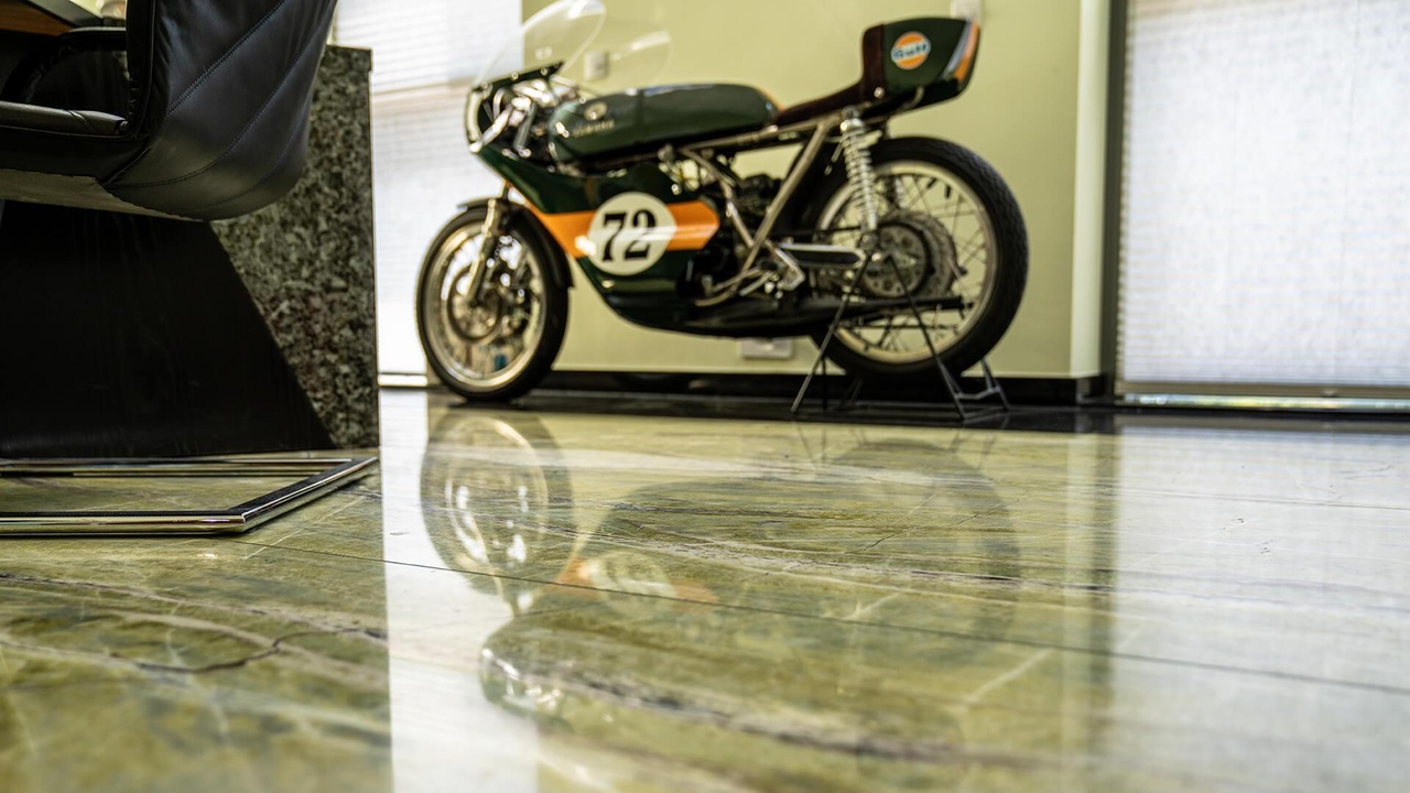 Polierter Natursteinboden mit Oldtimer-Motorrad in der Ausstellung Pung Fliesen-Center