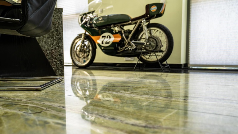 Polierter Marmorboden in einem Ausstellungsraum mit Oldtimer-Motorrad – Naturstein für Gewerbeflächen